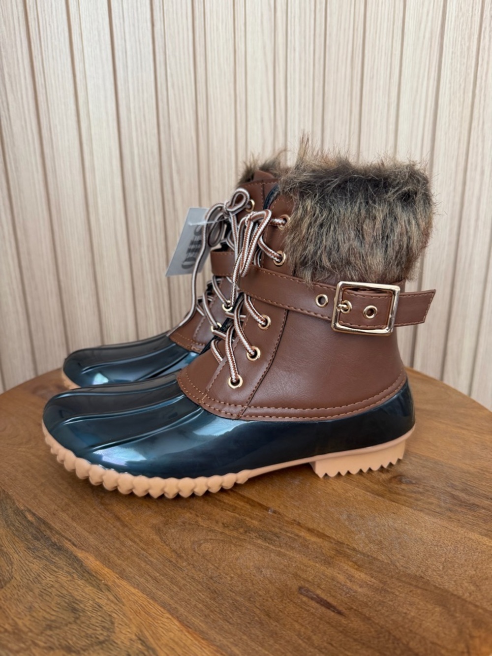 Natural Breeze Women’s Duck 01 Tan waterproof snow boots size 8.5
New in box
